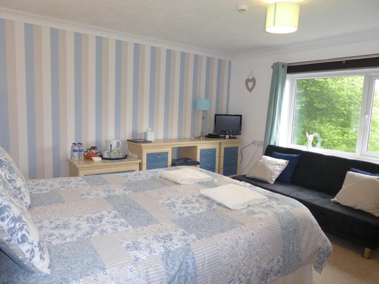 Neuadd Wen Guest House Carmarthen Esterno foto